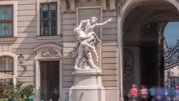 Hofburg Palota, In der Burg timelapse: Gyönyörű homlokzat a spanyol lovasiskola főkapujával — Stock videók