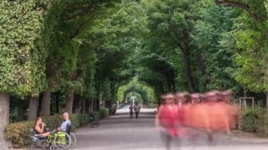 Avusturya 'nın başkenti Viyana' da bulunan Schonbrunn Sarayı 'nın yanındaki park yolunda yürüyen turistler.
