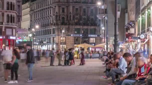 Personas caminando en el centro de la ciudad vieja de Viena en Stephansplatz noche timelapse — Vídeos de Stock