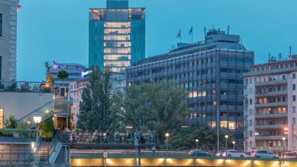 Vienna Cityscape dengan Danube channel siang sampai malam di Wina. Austria . — Stok Video