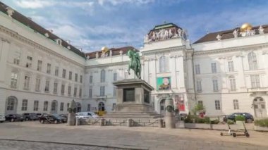 Josefsplatz Meydanı 'nda ata binen Kutsal Roma İmparatoru 2. Joseph' in binicilik heykeli.