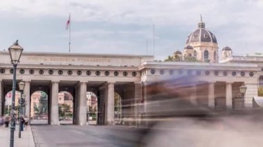 Güneşli bir günde Viyana 'da Ringstrasse ile dış kale kapısının önünde..
