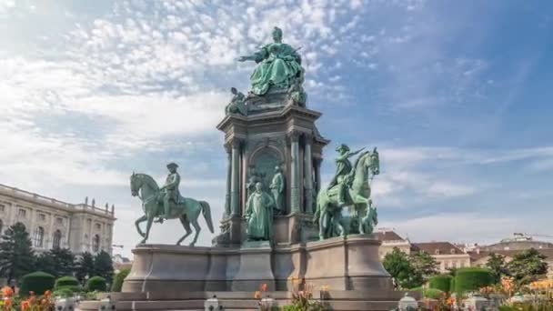 Památník císařovny Marie Terezie timelapse hyperlapse a Museums Quartier na pozadí ve Vídni, Rakousko. — Stock video