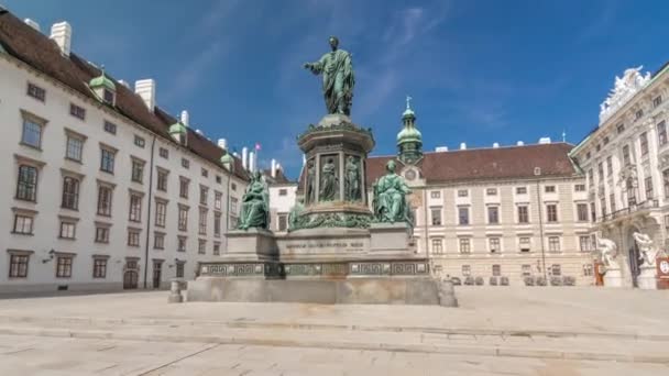 I. Ferenc József császár szobra időugrás a bécsi Hofburg palotában. — Stock videók