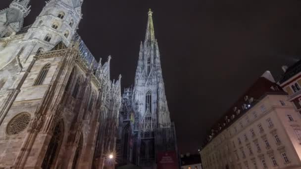 St Stephens Cathedral natt timelapse hyperlapse, moderkyrkan av romersk-katolska ärkestiftet i Wien, Österrike — Stockvideo