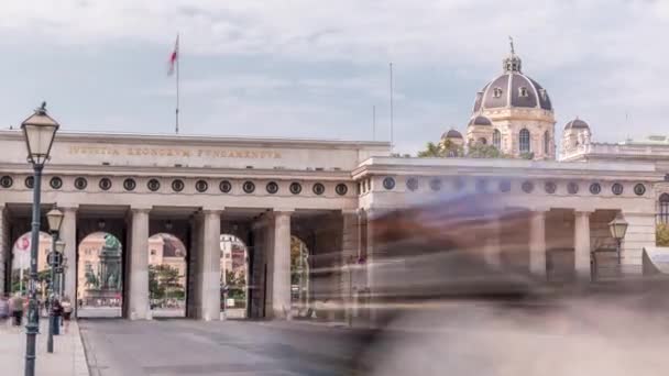 Exterior de la puerta exterior del castillo con Ringstrasse en el timelapse de fondo en la ciudad de Viena en el día soleado . — Vídeo de stock