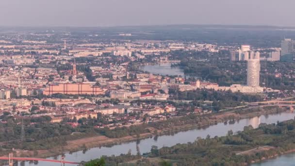 Skyline di Vienna dal punto di vista del Danubio Leopoldsberg timelapse aerea . — Video Stock