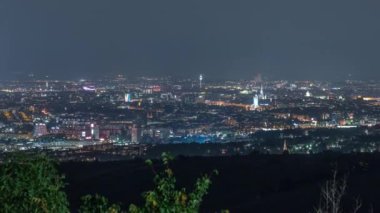 Viyana silueti Tuna 'dan bakış açısına göre Leopoldsberg hava sahasından gece zaman çizelgesi.