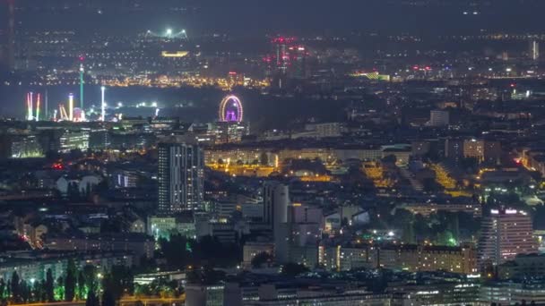 Skyline von Wien aus Sicht der Donau Leopoldsberg Antenne Nacht Zeitraffer. — Stockvideo