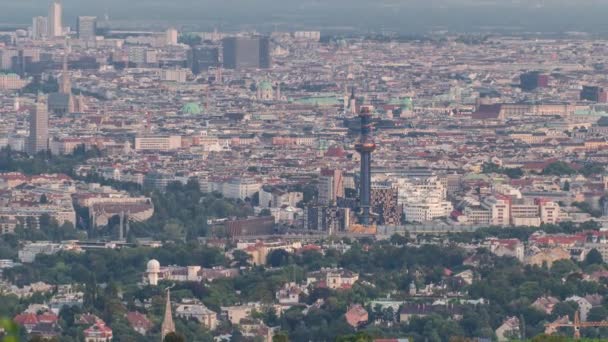 Skyline de Viena desde el punto de vista del Danubio Leopoldsberg antena día a noche timelapse . — Vídeos de Stock