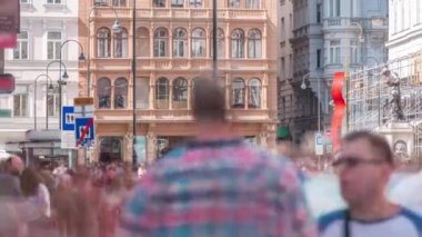 Graben St. Timelapse 'de insanlar yürüyor. Viyana' nın ana caddesi, Avusturya..