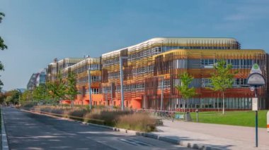 Viyana Üniversitesi Ekonomi ve İş Zamanlaması Kütüphanesi ve Öğrenim Merkezi olan modern binalar