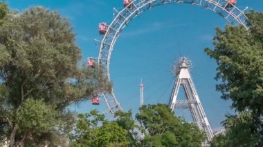 Wiener Riesenrad in Prater Timelapse - Avusturya 'nın en eski ve en büyük dönme dolabı.