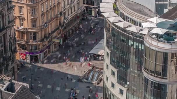 Viyana 'nın eski şehir merkezinde Stephansplatz hava zaman diliminde yürüyen insanlar. — Stok video