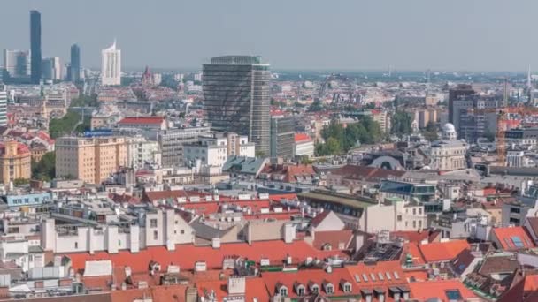 Panoramisch uitzicht op Wenen, Oostenrijk, vanaf de zuidtoren van St. Stephens kathedraal timelapse — Stockvideo