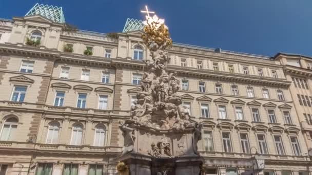 Gedenkstätte Pestsäule und Touristen auf Grabenstraße in Wien Zeitraffer-Hyperlapse. — Stockvideo