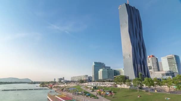 Donaustadt Danube City timelapse hyperlapse egy modern negyed felhőkarcolókkal és üzleti központokkal Bécsben, Ausztriában. — Stock videók
