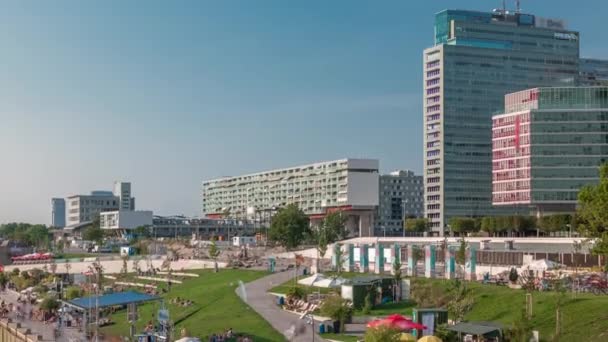 Vista del timelapse de Copa Cagrana, una zona junto al Neue Donau en el distrito 22 de Viena — Vídeos de Stock