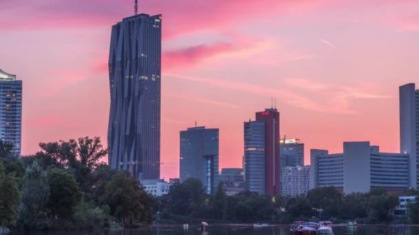 Arranha-céus centro internacional de Viena com reflexão lago Kaiserwasser vista dia a noite timelapse — Vídeo de Stock