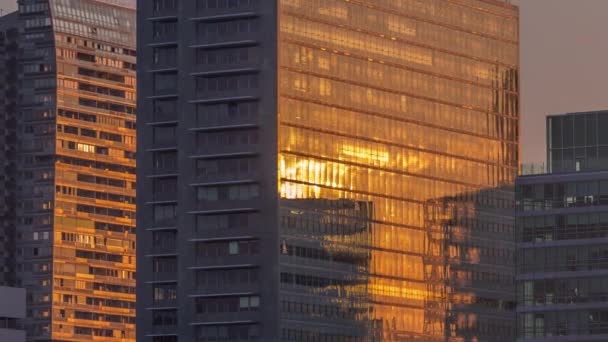 Salida del sol reflejada en Donaustadt Danubio Ciudad rascacielos modernos y centros de negocios timelapse en Viena, Austria . — Vídeos de Stock