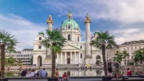 Karlskirche a Karlsplatz tér Timelapse hiperlapszisán Bécsben, Ausztriában. — Stock videók