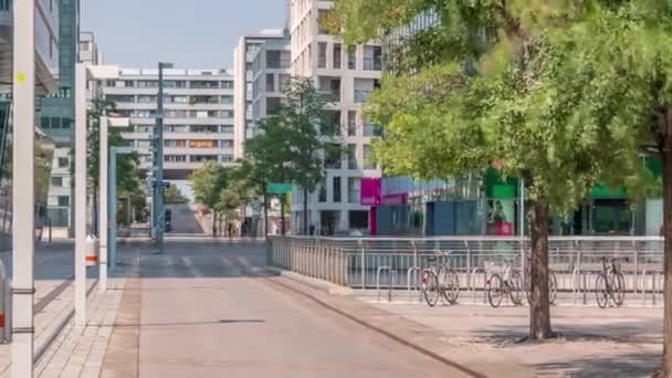 Donaustadt Danubio City timelapse es un barrio moderno con rascacielos y centros de negocios en Viena, Austria . — Vídeos de Stock