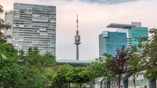 Donauturm időeltolódás a bécsi felhőkarcolók között. — Stock videók