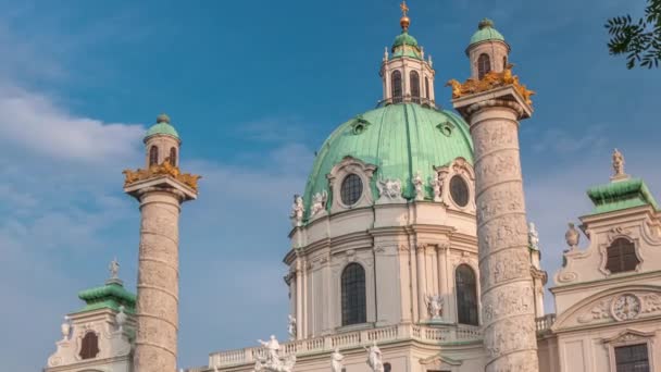 Karlskirche en la plaza Karlsplatz timelapse en Viena, Austria . — Vídeos de Stock