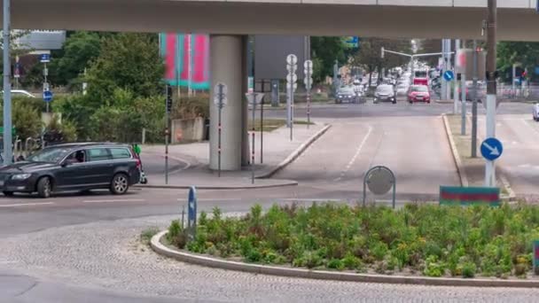 Street with road and cars timelapse at Platz der Vereinten Nationen in Modern City in Vienna in Austria. — Stock video