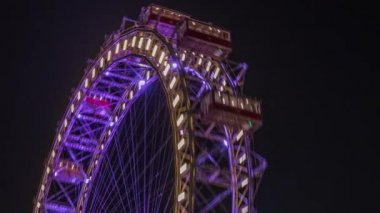 Wiener Riesenrad, Prater 'da gece programında. Avusturya' nın en eski ve en büyük dönme dolabı..