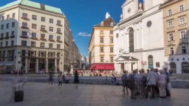 St. Michaels Kilisesi, Hofburg 'un St. Michaels Kapısı' ndan Michaelerplatz 'da son sürat hızlanıyor.