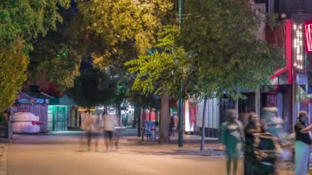 La gente está caminando por las pasarelas del parque de atracciones prater night timelapse en Viena, Austria . — Vídeo de stock