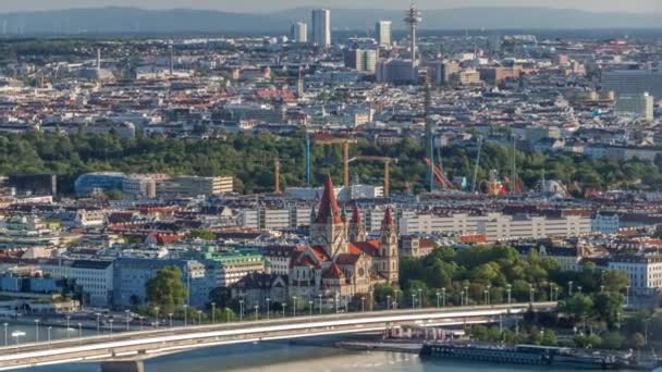 Légi panoráma Bécs városára felhőkarcolókkal, történelmi épületekkel és egy folyóparti sétányon Ausztriában. — Stock videók