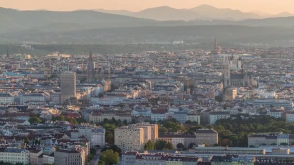 Légi panoráma Bécs városára felhőkarcolókkal, történelmi épületekkel és egy folyóparti sétányon Ausztriában. — Stock videók