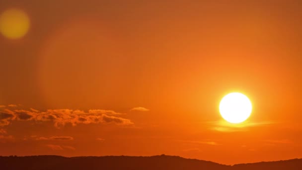 Luftaufnahme des Sonnenuntergangs über Wien Stadt mit Hügeln Zeitraffer in Österreich. — Stockvideo