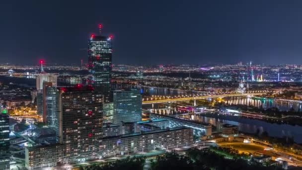 Vzdušný panoramatický výhled na město Vídeň s mrakodrapy, historickými budovami a noční promenádou u řeky v Rakousku. — Stock video