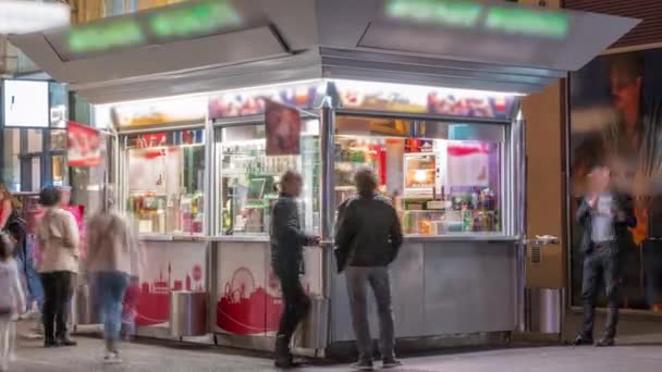 Kiosque de nourriture de rue et stand de saucisses timelapse nuit à Vienne — Video