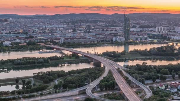 Повітряний панорамний вид над Віденським містом з хмарочосами, історичними будівлями та річковим берегом променади день у ніч у Австрії.. — стокове відео