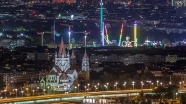 Avusturya 'da gökdelenler, tarihi binalar ve nehir kenarındaki gece gezintisi ile Viyana şehrinin hava panoramik manzarası.