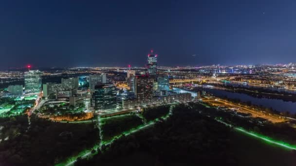 Vzdušný panoramatický výhled na město Vídeň s mrakodrapy, historickými budovami a noční promenádou u řeky v Rakousku. — Stock video