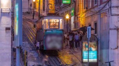 Lisbons Gloria funicular gece gündüz Avenida da Liberdade 'in batı yakasında yer alır.