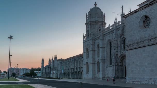 Mosteiro dos Jeronimos gece gündüz, Lizbon, Portekiz 'in Belem bölgesinde yer almaktadır.. — Stok video