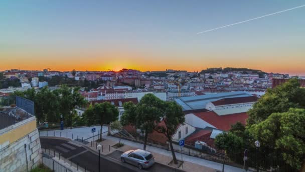 Zonsopgang boven de skyline van Lissabon vanuit het oogpunt van St. Peter van Alcantara, Portugal. — Stockvideo