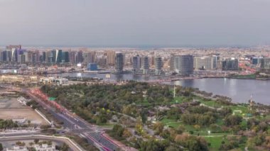 Lüks Dubai şehrindeki aydınlık yol ve pencerelerin ışıklarının görüntüsü, Birleşik Arap Emirlikleri Hava Saati