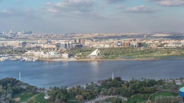 Uitzicht op nieuwe moderne gebouwen in luxe Dubai stad, Verenigde Arabische Emiraten Timelapse Aerial — Stockvideo