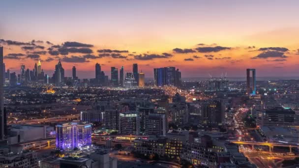 Вид с воздуха роскошный город в теплый вечер в роскошном городе Дубай, Объединенные Арабские Эмираты Timelapse — стоковое видео