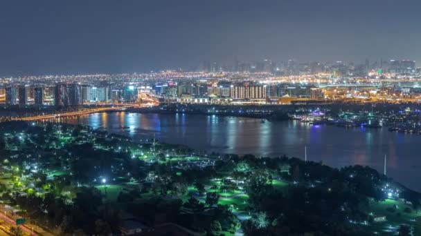 Rythme nocturne de la ville de Dubaï près du canal timelapse aérienne — Video