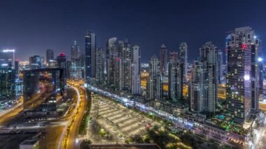 Business Bay, Dubai, Uae 'de birçok gökdelen gece zaman ayarlı modern konut ve ofis kompleksi.