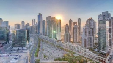 Business Bay, Dubai, Uae 'de birçok gökdelenli modern konut ve ofis kompleksi.