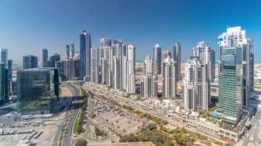 Business Bay, Dubai, Uae 'de birçok gökdelenli modern konut ve ofis kompleksi.